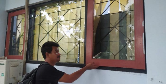Salah seorang pengunjung Kantin Setda Kabupaten Ciamis, Adeng Bustomi, menunjukkan kaca yang pecah akibat dihantam ranting pohon, Jumat 17 Maret 2023.*