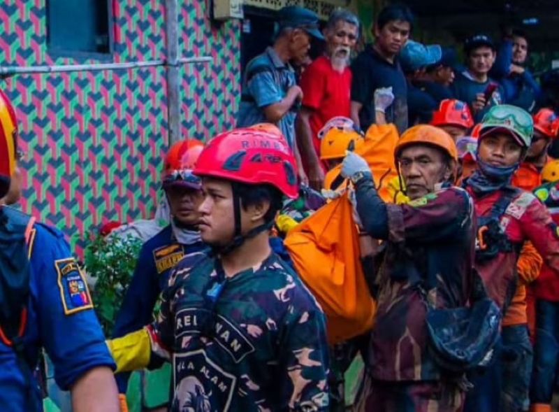 Tim SAR Gabungan telah menemukan dua korban terakhir, saat ditemukan keduanya dalam posisi berpelukan, Jumat, 17 Maret 2023/Instagram@bimaaryasugarto//   