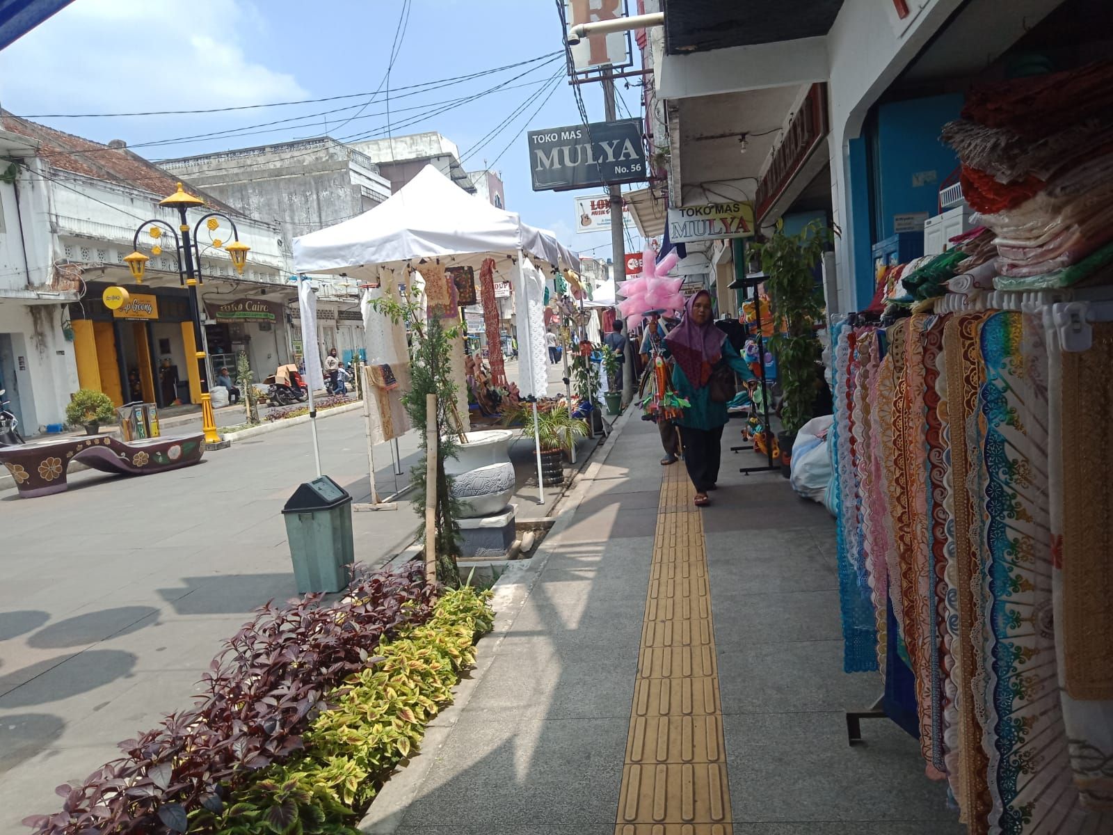 SEJUMLAH tenda PKL mulai terpasang di kawasan pedestrian Cihideung, Kota Tasikmalaya. Hal ini menjadi pertanda bahwa kawasan Cihideung akan kembali dijadikan sebagai kawasan untuk PKL.*