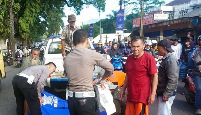 Polisi tengah melakukan mengevakuasi korban yang merupakan guru SMAN 2 Singaparna yang meninggal karena kecelakaan di Jalan Mangkubumi, Kota Tasikmalaya, Jawa Barat, pada Rabu 15 Maret 2023.