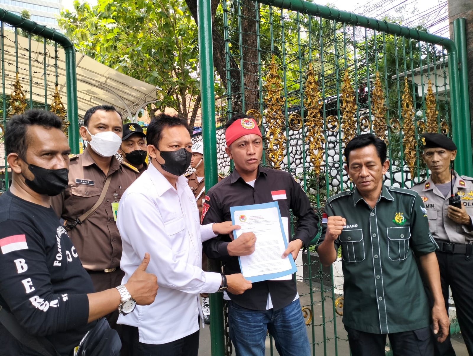 Aktivis Jawa Barat Agus Satria saat di Gedung Kejaksaan Agung Jakarta melaporkan sebuah kasus