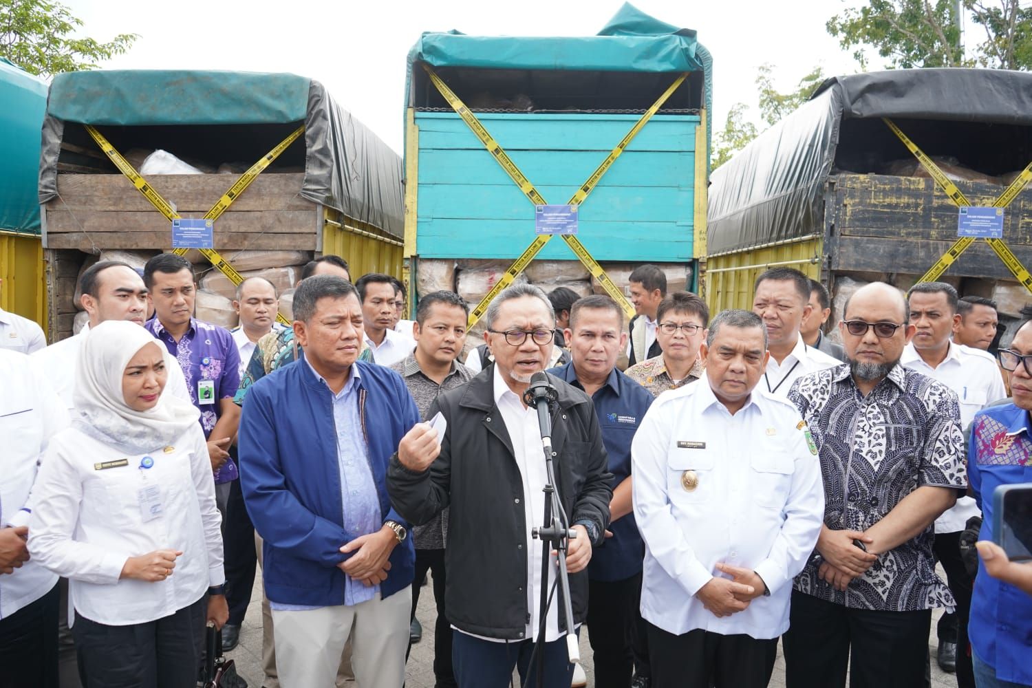 Pemusnahan barang bekas impor dipimpin oleh Novel Baswedan yang dimasukkan secara ilegal menjadi salah satu cara melindungi ekonomi nasional.