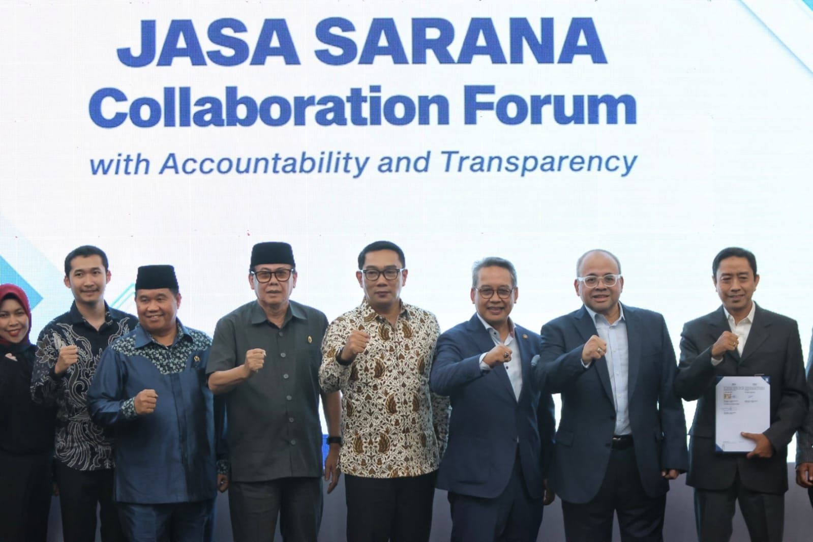 Gubernur Jawa Barat Ridwan Kamil mengahadiri Penandatanganan Kerja Sama BUMD Jabar PT. Jasa Sarana dengan beberapa mitra di Gedung Sate, Kota Bandung, Kamis (16/3/2023).