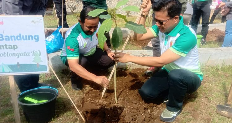 Bupati Bandung Dadang Supriatna tanam pohon di acara City Sanitation Summit XXI, Jumat 17 Maret 2023