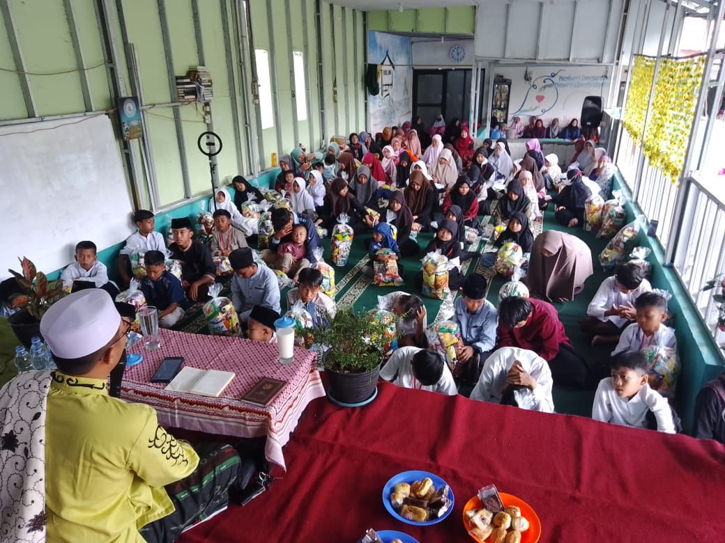 Anak-anak yatim piatu sedang menyimak siraman rohani dari Ustadz Muslim Affandi sebelum menerima santunan dari Saung Qur'an Thoriqul Jannah/Ade Advian Achmad/pritimnews/PRMN.