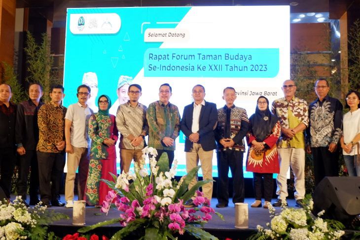 Sejumlah Kepala Taman Budaya se Indonesia berfoto bersama sebelum pelaksanaan Rapat Koordinasi Temu Karya Taman Budaya se Indonesia XXII Tahun 2023.