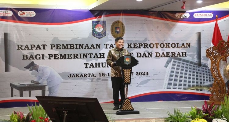 Sekjen Kemendagri Suhajar Diantoro saat membuka Rapat Pembinaan Tata Keprotokolan bagi Pemerintah Pusat dan Daerah Tahun 2023 di Novotel Gajah Mada, Jakarta, Kamis 16 Maret 2023.