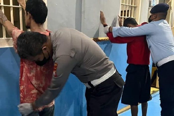 Petugas Lapas Cikarang saat razia para napi.