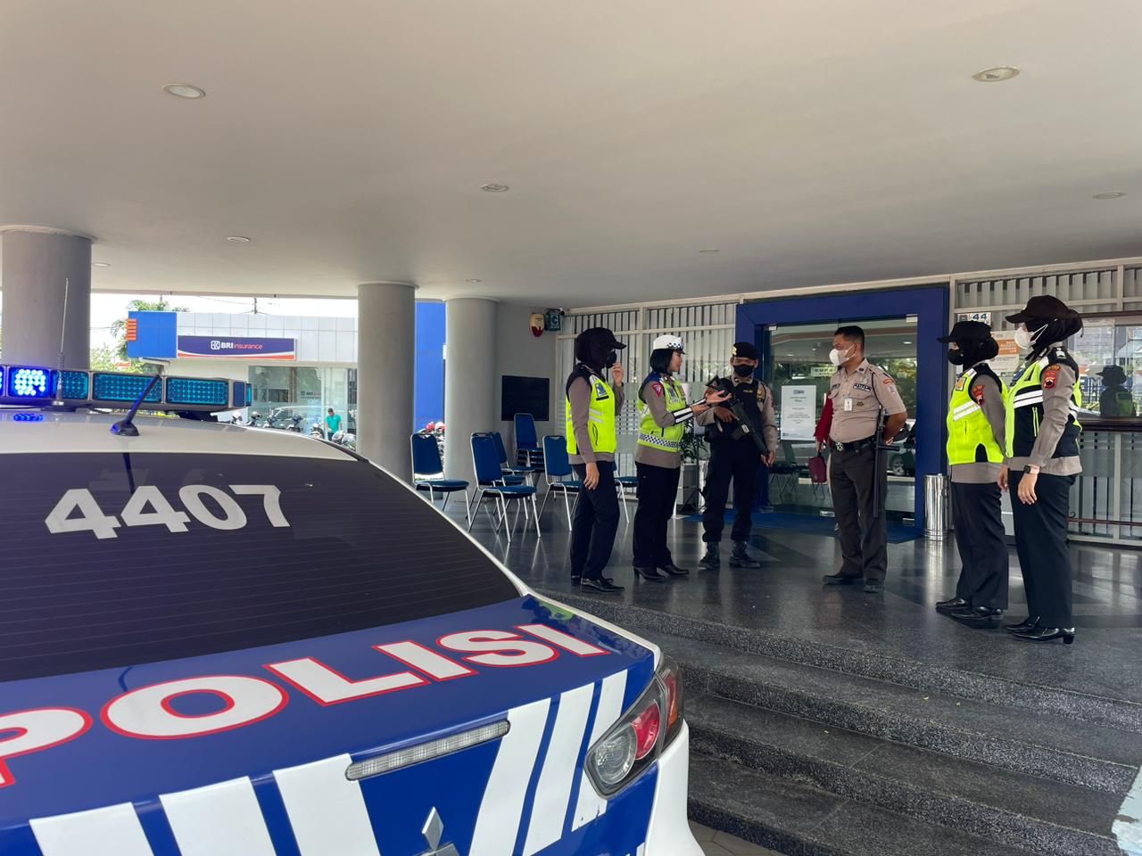 Anggota Polisi Wanita (Polwan) atau Srikandi dari Polres Tegal Kota melaksanakan patroli ke sejumlah objek vital dan tempat ibadah jelang dan saat pelaksanaan ibadah salat Jum'at