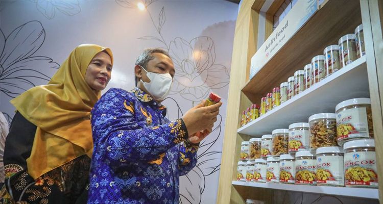 Wali Kota Bandung Yana Mulyana bersama istri saat melihat produk UMKM Kota Bandung yang mejeng di Pasar Kreatif Kota Bandung di hotel Pullman Bandung Jumat, 17 Maret 2023.