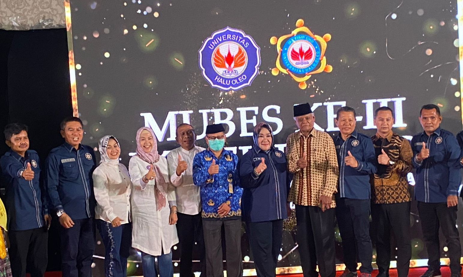 Ketua OKA FISIP UHO terpilih, Tina Nur Alam berpose bersama dekan, dosen dan alumni FISIP UHO. 