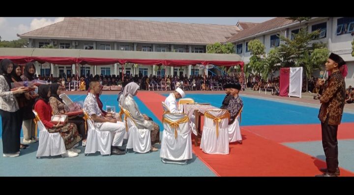 Dengan berpakaian adat pengantin, taruna taruni ini "nikah" di sekolah/andik sc prmn