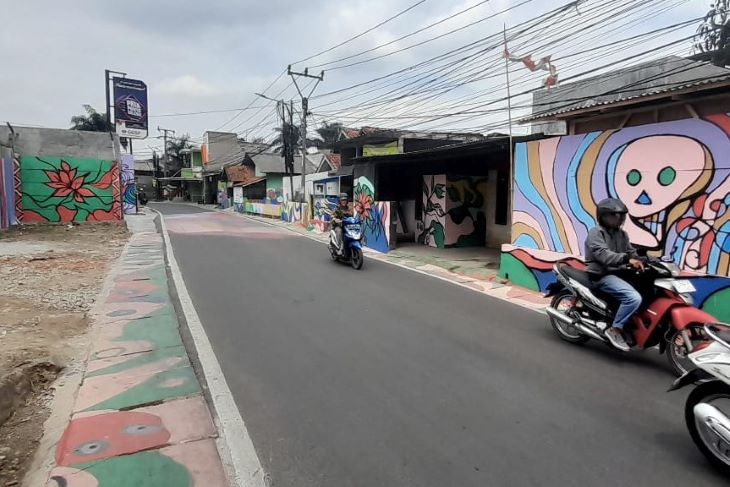 Lukisan mural di Jalan Cingingsed Kelurahan Cisaranten Kulon Kecamatan Arcamanik Kota Bandung menambah keasrian kawasan Cingingsed.
