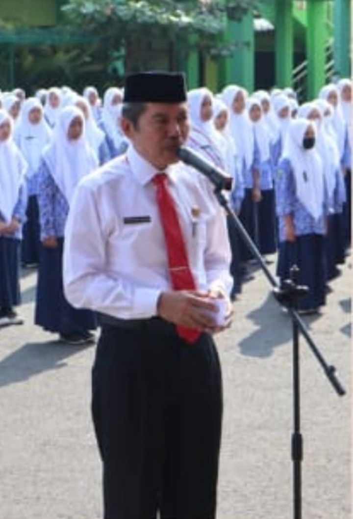 Kepala MTsN 1 Subang, Drs. Wawan Soleh Setiawan, M.Pd, bertindak sebagai pemimpin upacara dalam kegiatan Harlah MTsN 1 Subang, (Kamis, 16 Maret 2023).