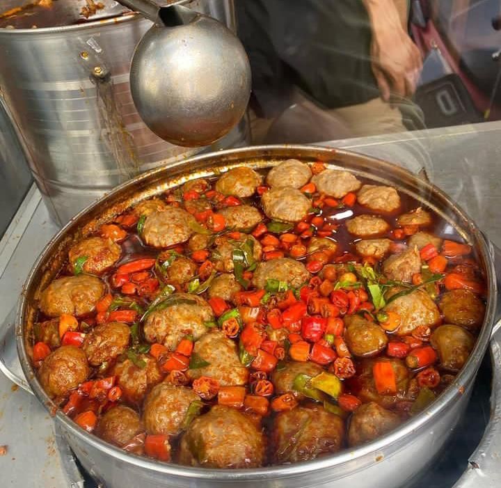 Pentol Ceker Begal, salah satu tempat wisata kuliner di Bandung yang menyajikan jajanan pedas.*/Instagram/@pentolcekerbegal