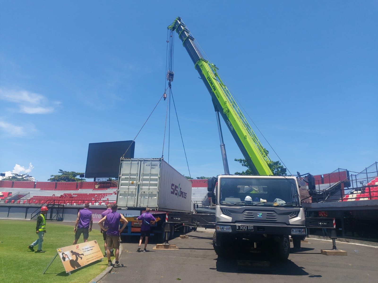 Mesin Rumput Tiba di Stadion I Wayan Dipta Gianyar