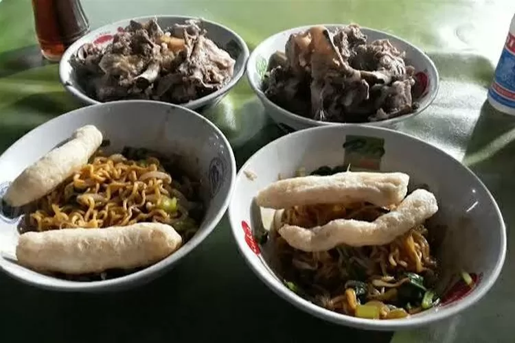 Bakso Tulang Pak Ahmad, kuliner Bandung yang cocok jadi tempat munggahan bersama keluarga./ istimewa
