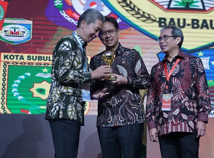 Menkes Budi Gunardi menyerahkan Universal Health Coverage (UHC) Award 2023 kepada Wakil Wali Kota Bogor, Dedie Rachim di Gedung Balai Sudirman, Jakarta, Selasa 14 Maret 2023 lalu.