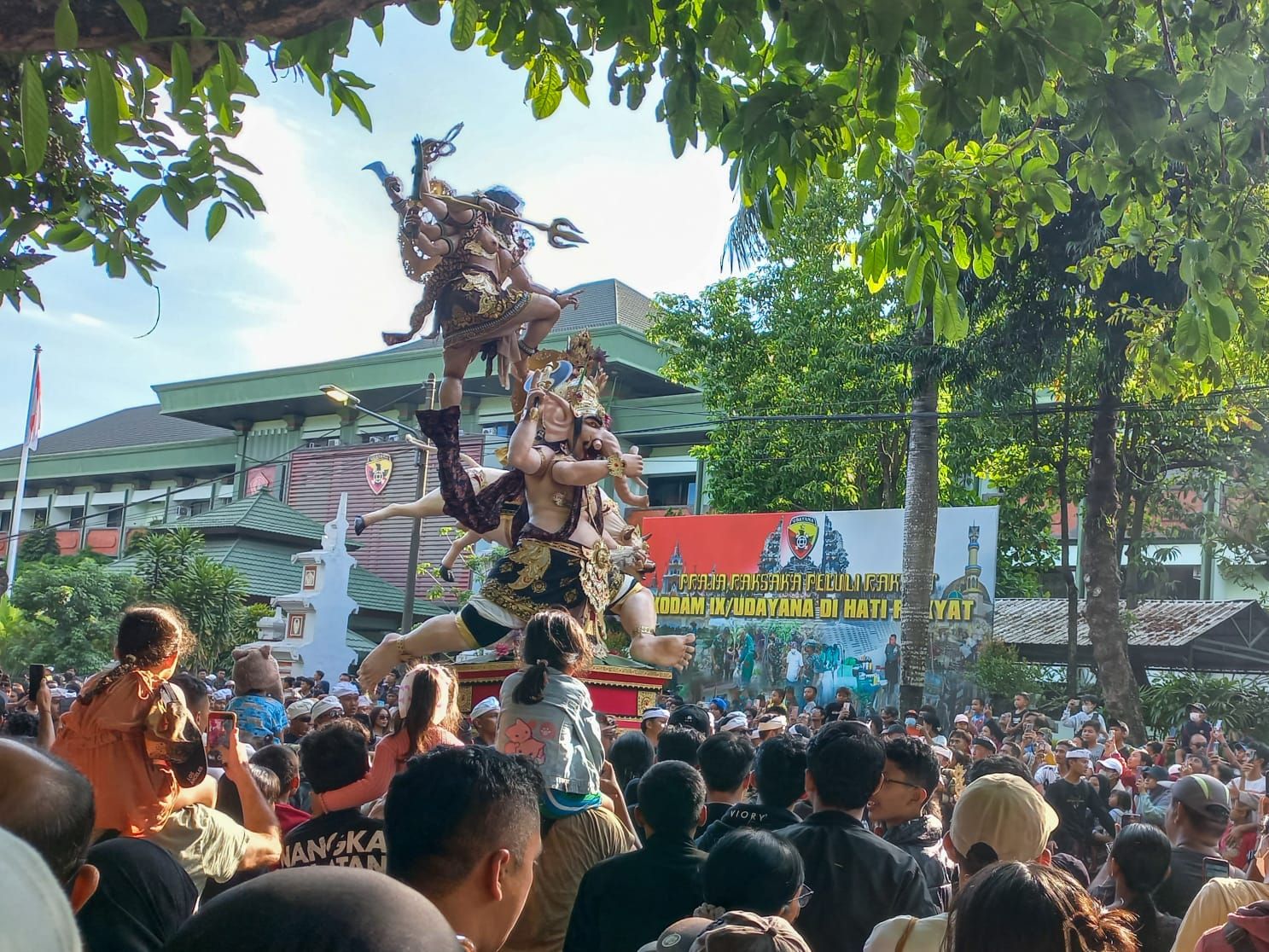 Parade Ogoh-ogoh Kesanga Festival di Patung Catur Muka, Denpasar pada Sabtu, 18 Maret 2023.