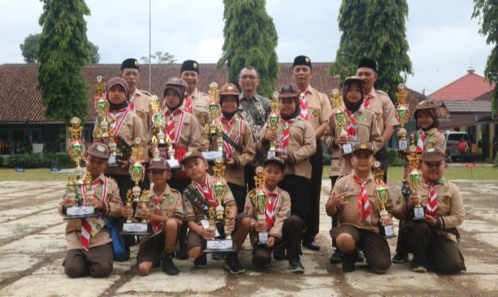 Pemimpin Barung tergiat dalam Pesta Siaga Kwarcab Banjarnegara 2023 berpose bersama panitia kegiatan