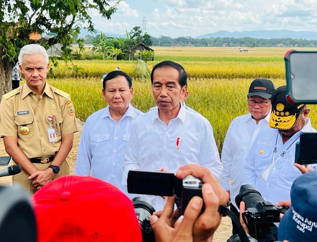Presiden Joko Widodo mengatakan pemerintah melalui Badan Pangan Nasional tengah menghitung harga untuk gabah kering panen (GKP) dari petani yang saat ini dikeluhkan petani terlalu rendah.