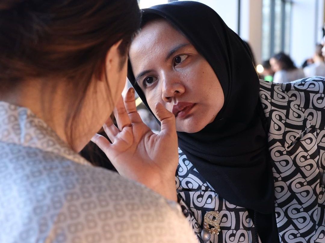 MUA asal Cirebon Indah Aini sedang merias Putri Indonesia 2022 Laksmi Deneefe pada perhelatan New York Fashion Week 2023.