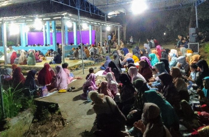 Warga Pringgading sedang berdoa bersama dalam kegiatan nyadran di kompleks pemakaman Darurrokah.