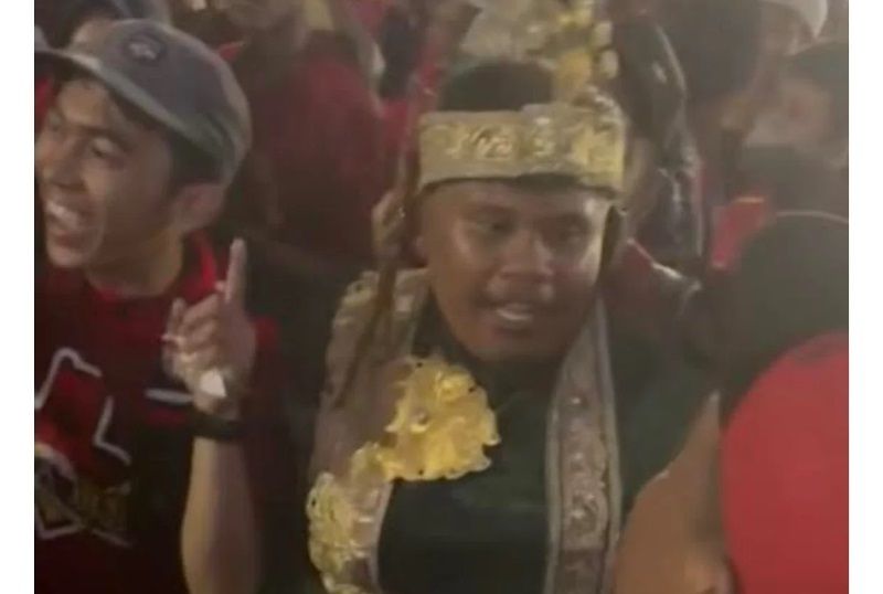 salah seorang supporter PSM Makassar mengenakan pakaian adat bugis ke stadion saat laga lawan Bhayangkara FC