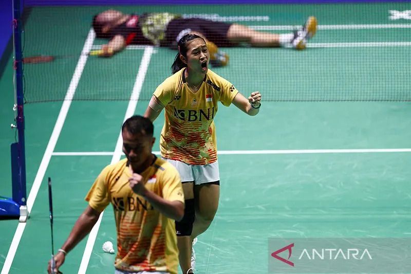 Pebulu tangkis ganda campuran Indonesia Lisa Ayu Kusumawati (kanan) dan Rehan Naufal Kusharjanto (kiri) berekspresi usai mengalahkan tim Jepang Kyohei Yamashita dan Naru Shinoya pada pertandingan perempat final ganda campuran ajang All England di Utilita Arena 