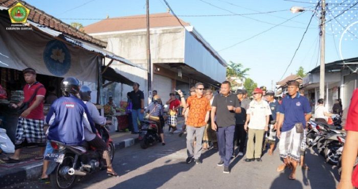 Bupati Gianyar tertibkan pedagang di Pasar Sukawati