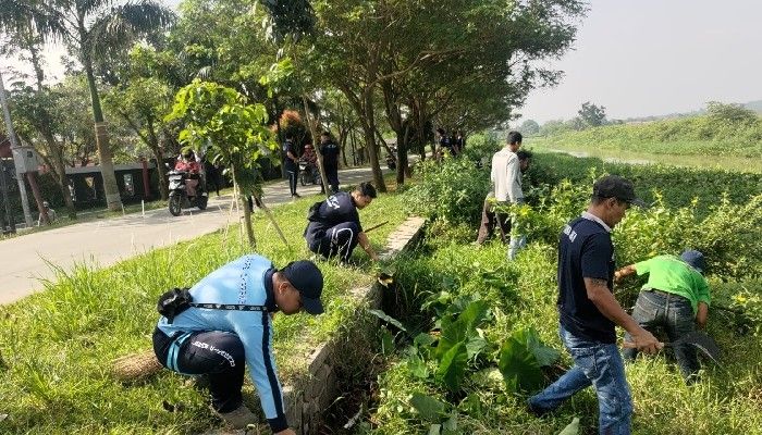 Lapas Kelas IIA Cikarang mengadakan bersih-bersih peduli lingkungan, baik warga binaan maupun petugas.