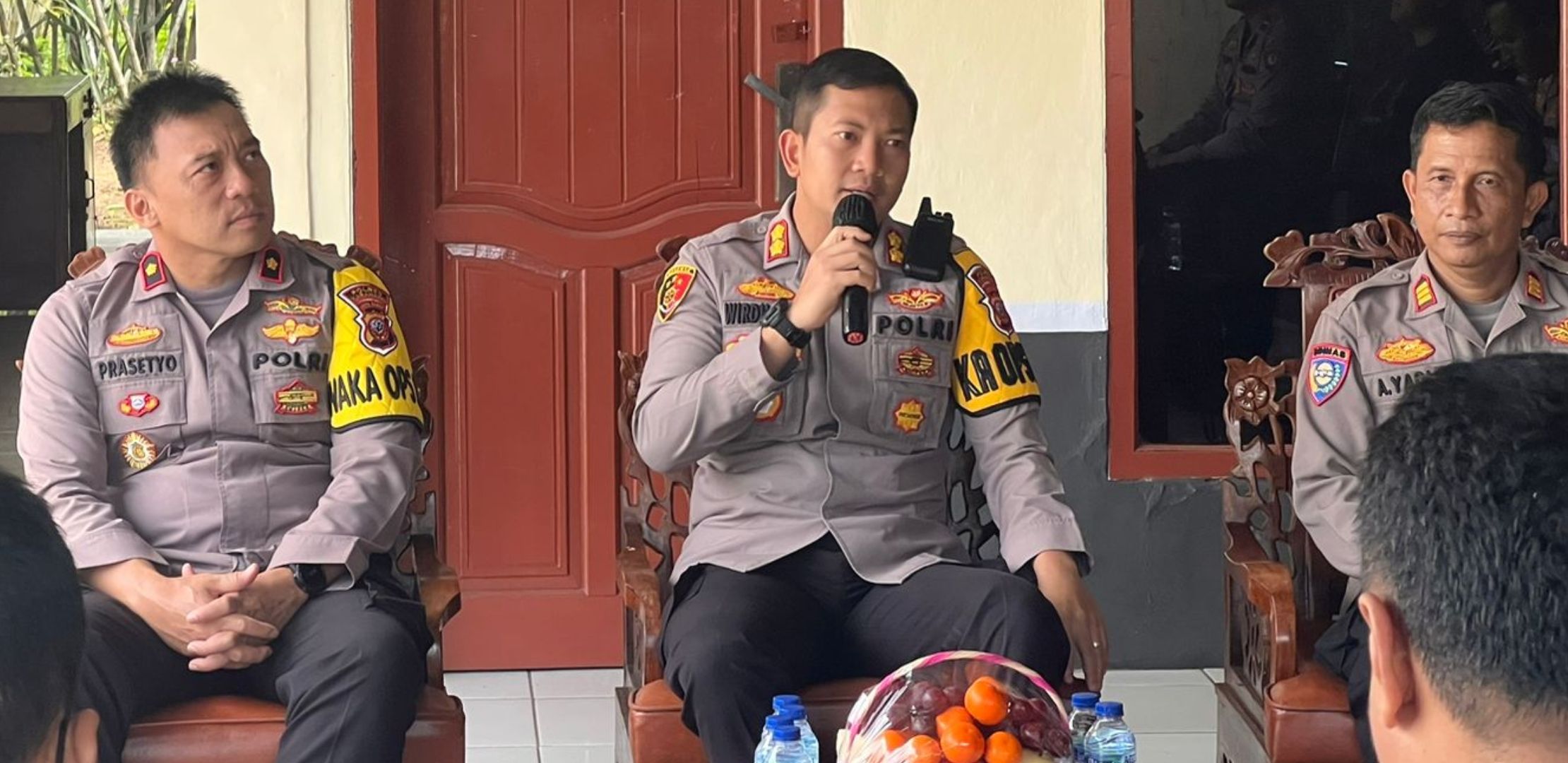 Kapolres Karawang AKBP Wirdhanto Hadicaksono saat memberikan arahan kepada personel kepolisian
