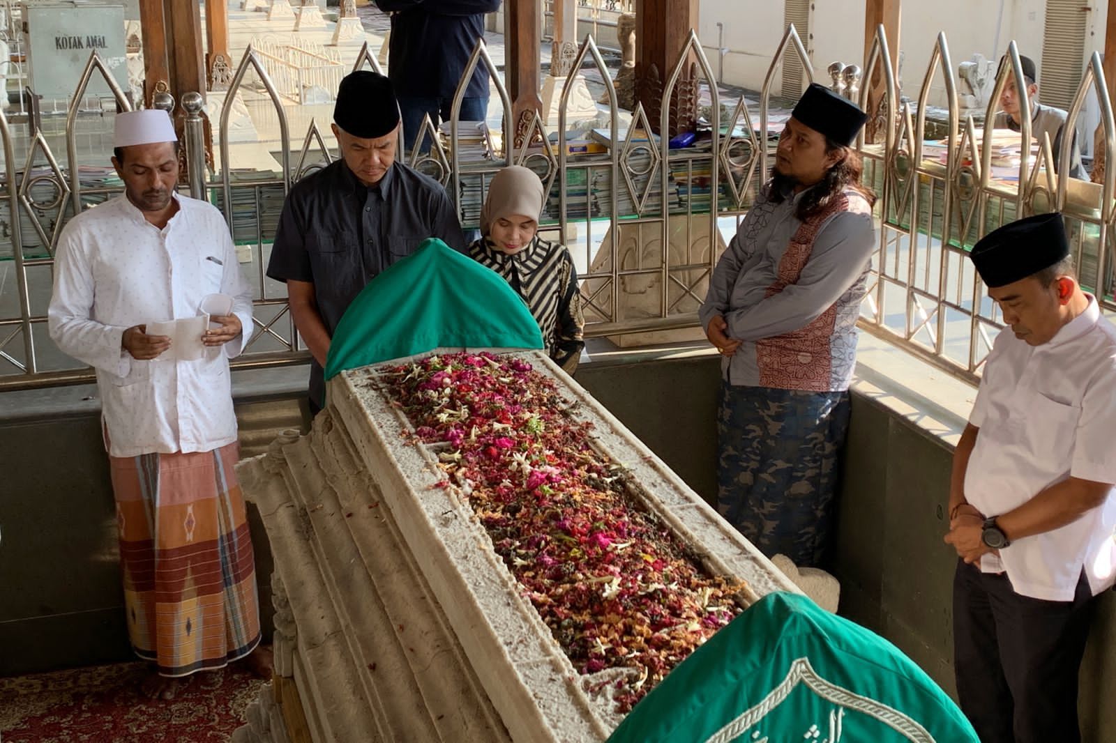 Jelang Ramadhan, Ganjar Pranowo Ziarah ke Makam Sunan Gresik: Cara Dakwah Beliau Selalu Menginspirasi