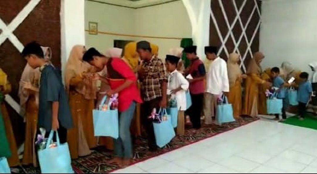 Majlis Taklim Raudhatul Jannah santuni 40 anak yatim piatu/Kabar Banten/Humaeroh Alwan