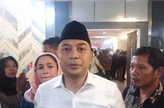 Wali Kota Surabaya Eri Cahyadi ditemui sesuai menghadiri acara pelantikan Forkom LPMK di Siola, Sabtu (18/3/2023). 