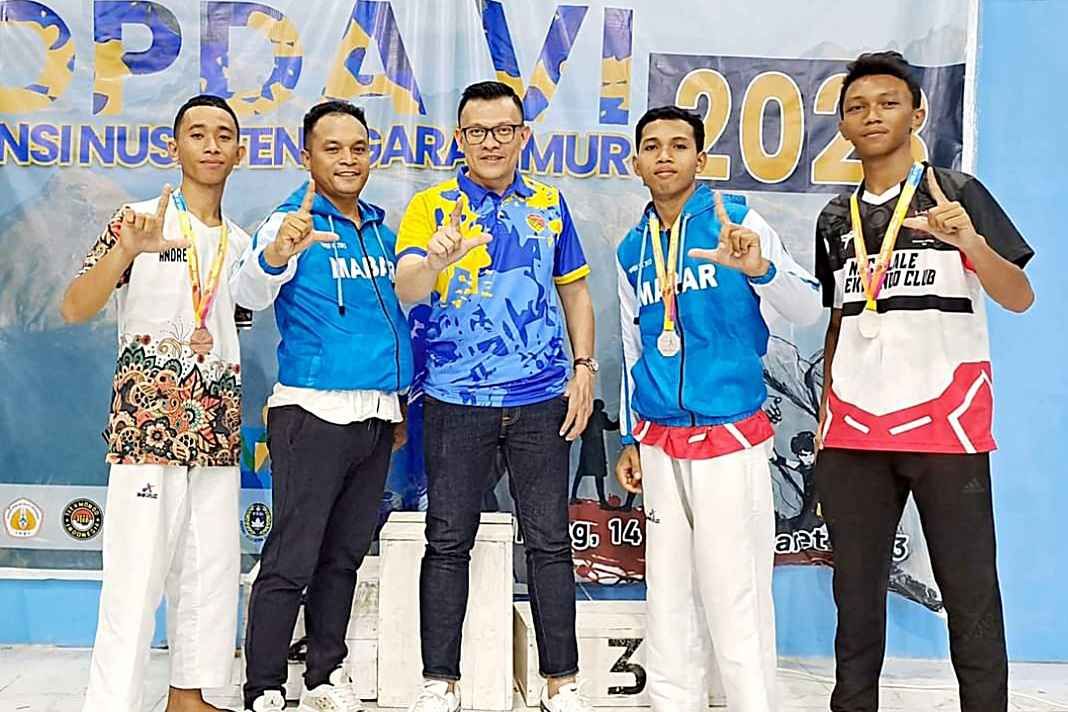 Tiga atlet Taekwondo asal Kabupaten Manggarai Barat sedang berpose bersama pelatih di ajang Pekan Olahraga Pelajar Daerah (Popda) NTT ke VI Tahun 2023.