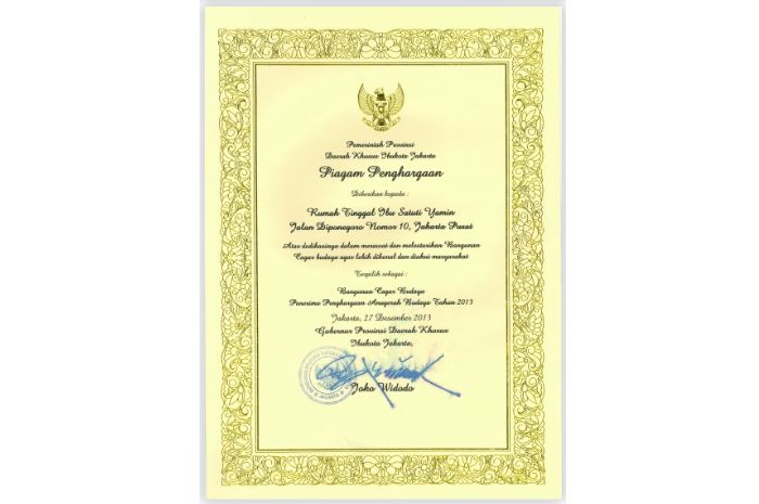 Piagam penghargaan Anugerah Budaya Kategori Bangunan Cagar Budaya yang diberikan untuk rumah Moh Yamin