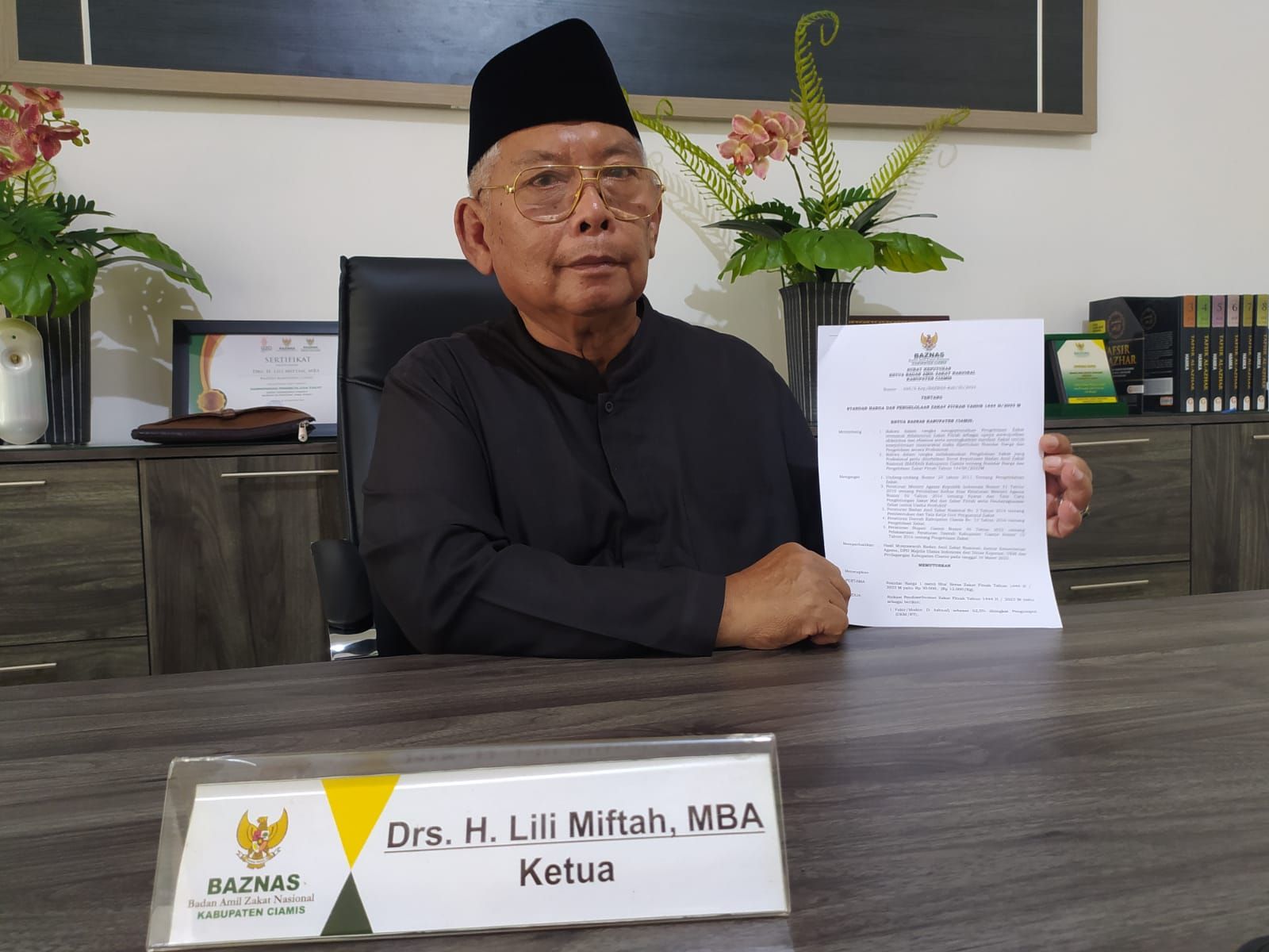 Ketua Baznas Kabupaten Ciamis H. Lili Miftah menunjukkan surat keputusan terkait besaran zakat fitrah 2023 di Kantor Baznas Kabupaten Ciamis, Jumat 17 Maret 2023.*