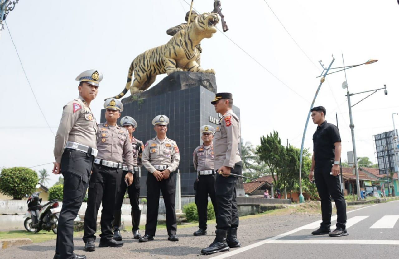Kapolres Banjar AKBP Bayu Catur Prabowo saat meninjau rencana Pos Pengamanan Operasi Ketupat Lodaya 2023 di Perbatasan Jabar -Jateng, Cijolang, Kota Banjar, Jumat 17 Maret 2023.*