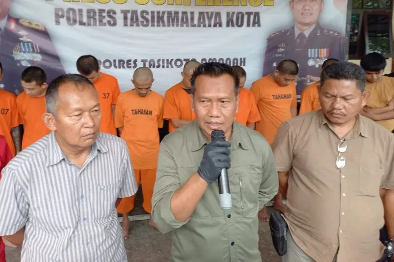 Kasat Narkoba  Polres Tasikmalaya Kota AKP Ikhwan menunjukkan barang bukti serta tersangka kasus narkoba di Kota Tasikmalaya, Jawa Barat pada Jumat, 17 Maret 2023. 