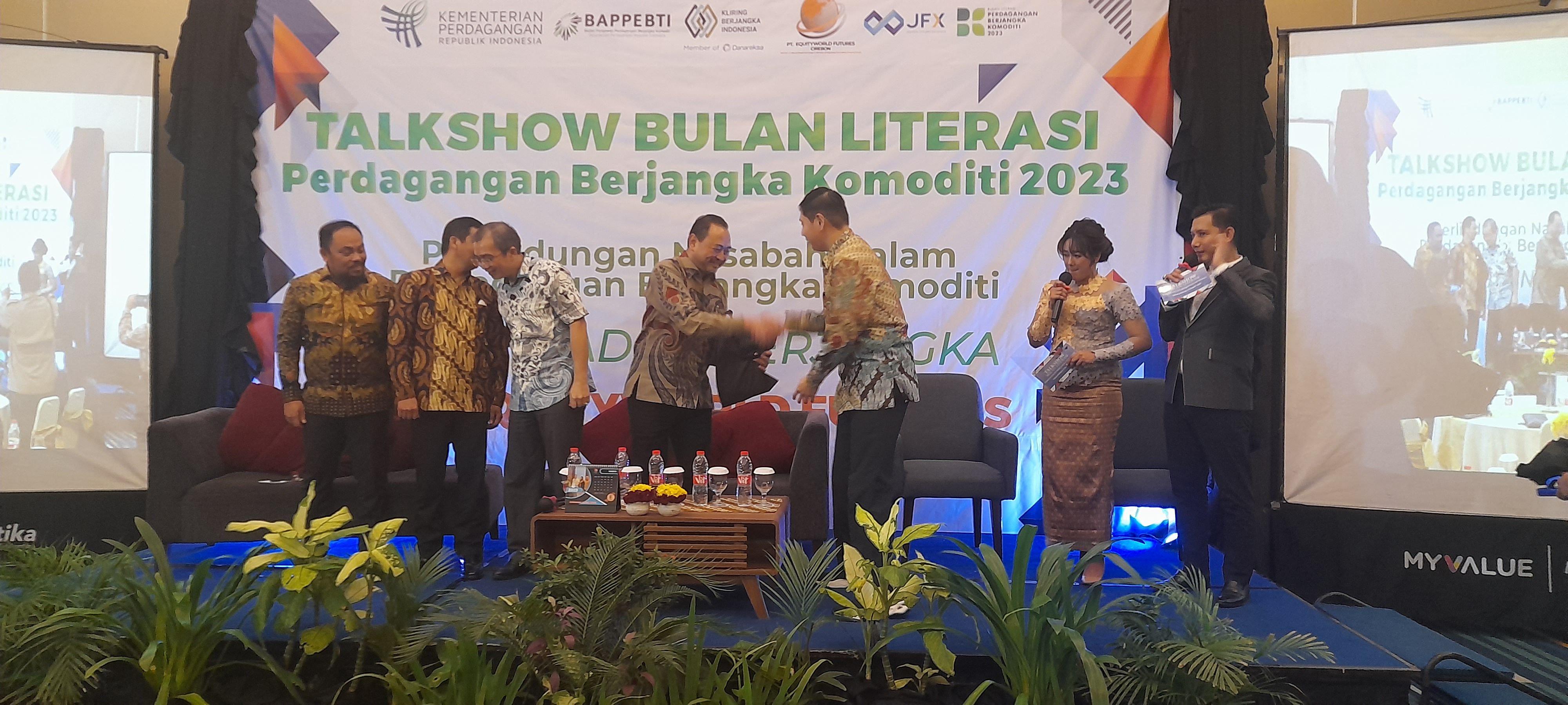 Pimpinan EWF Cirebon Ernest Firman menyerahkan cendramata kepada salah satu narasumber dalam acara talkshow Bulan Literasi Perdagangan Berjangka Komoditi di salah satu hotel di Pekalongan, Jawa Tengah (Jateng).