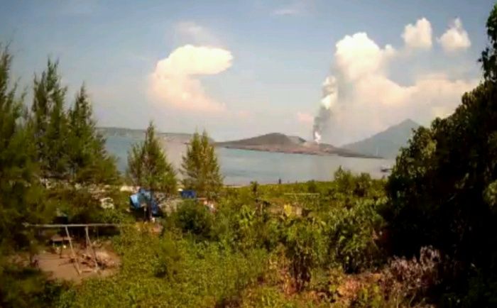 Erupsi pertama Gunung Anak Krakatau.