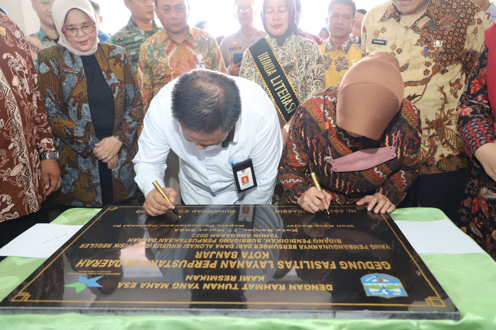 Barat--Kepala Perpustakaan Nasional (Perpusnas) RI Muhammad Syarif Bando bersama dengan Walikota Banjar Ade Uu Sukaesih menandatangani prasasti peresmian Gedung Fasilitas Layanan Perpustakaan Daerah Kota Banjar pada Jumat 17 Maret 2023.