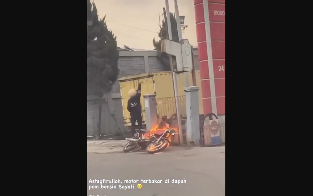 Sepeda motor terbakar di depan SPBU Kopo Sayati, Kabupaten Bandung, Sabtu 18 Maret 2023.