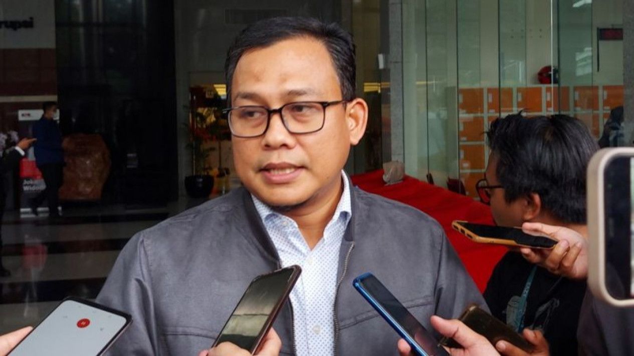 Kepala Bagian Pemberitaan KPK Ali Fikri berikan pertanyaan terkait Dewan Pengawas KPK melakukan klarifikasi terhadap Endar Priantoro Direktur Penyelidikan KPK terkait dugaan istrinya yang melakukan pamer kekayaan./ANTARA/Fianda Sjofjan Rassat