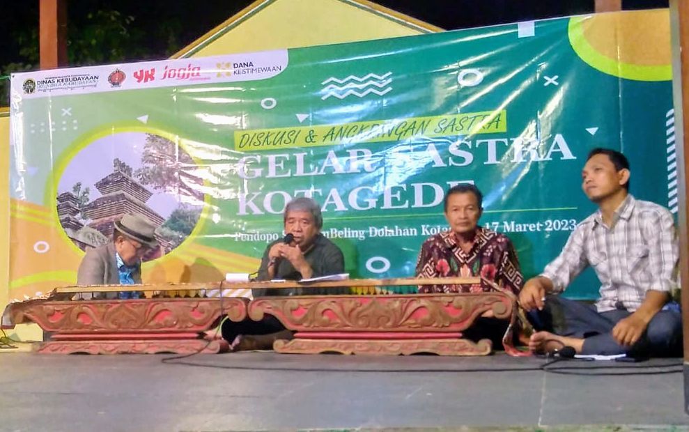 Dari kiri ke kanan: Ahmad Charis Zubair, Mustofa W Hasyim, Erwito Wibowo dan moderator Dinar Syaka.