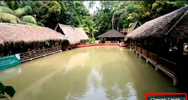 Tampak Saung Kampoeng Kelapa yang exotis dengan kolam ikannya/ tangkap layar YouTube/ Cherish Cantik