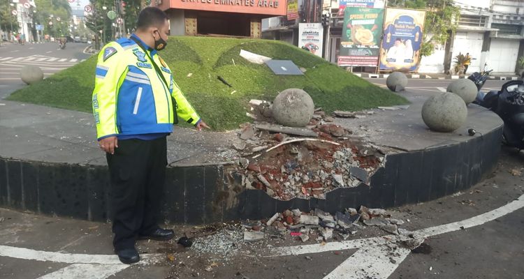 Pembatas Tugu Simpang Lima Kota Bandung hancur akibat ditabrak angkot, Minggu 19 Maret 2023