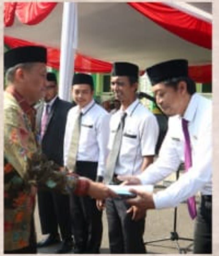 Kepala Kemenag Subang H. Ali Masyuri, S.H., M.Hum., memberikan penghargaan kepada Guru MTsN 1 Subang yang berprestasi.