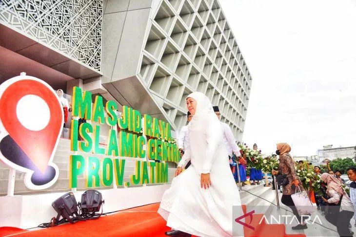 Gubernur Jatim Khofifah Indar Parawansa memasuki Masjid Raya Islamic Centre Provinsi Jatim Rancangan Ridwan kamil